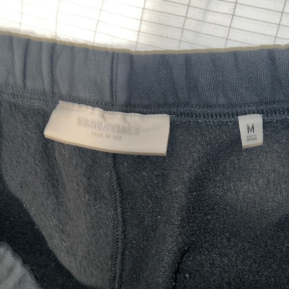Fear of God Essentials sweatpants. Size M. - Picture 4 of 4
